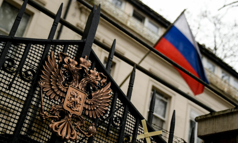 إنزال العلم الروسي عن سفارة موسكو في كييف