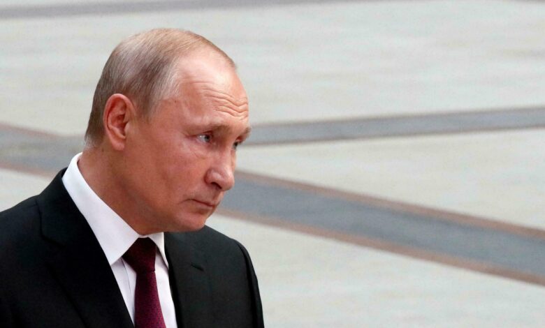 بوتين يُهين ضيفاً آخر.. إليك أبرز تصرفات «القيصر» المهينة