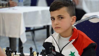 الطفل السوري "مازن فندي" يخطف الأنظار في بطولة العرب للشطرنج