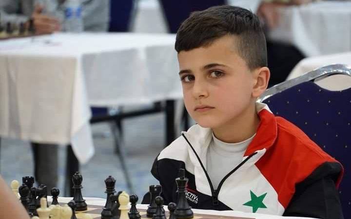 الطفل السوري "مازن فندي" يخطف الأنظار في بطولة العرب للشطرنج