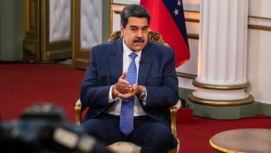 واشنطن تطلب إمدادات نفطية مباشرة من فنزويلا مقابل تخفيف العقوبات
