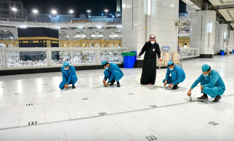 السعودية تلغي قيود التباعد بين المصلين في المسجد الحرام