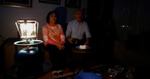 زعيم المعارضة التركية يجلس بجوار زوجته في منزله المضاء بمصباح غاز