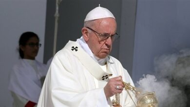 وزير لبناني يحسم جدل إلغاء بابا الفاتيكان زيارته إلى لبنان