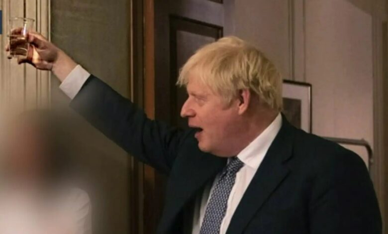 صور جديدة مسربة لرئيس وزراء بريطانيا من حفل سري
