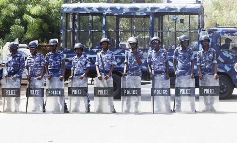 الشرطة السودانية تستخدم سلاحاً جديداً يحدث إصابات "غريبة"