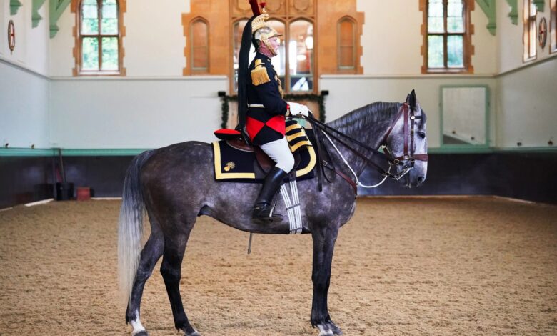 ماكرون يهدي ملكة بريطانيا حصاناً