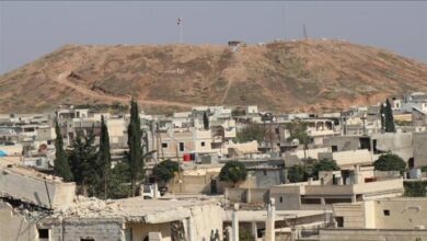 «قسد» ترفع العلم السوري وسط مدينة تل رفعت