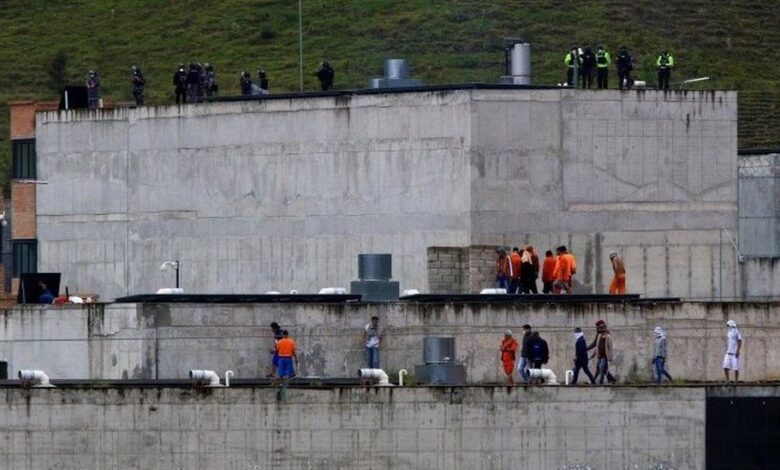 مقتل 13 سجيناً في عراك داخل سجن بالإكوادور