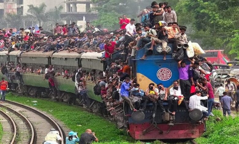 بنغلاديش تحظر السفر على أسطح القطارات