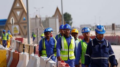 احتجاج عشرات العمال في قطر