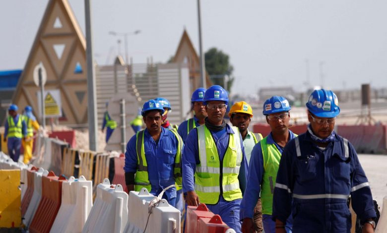 احتجاج عشرات العمال في قطر