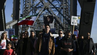 رئيس وزراء كندا يشارك في مظاهرات مناهضة لإيران