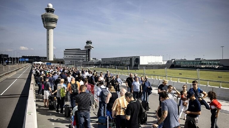 فوضى عارمة بمطار سخيبول الأفضل في أوروبا
