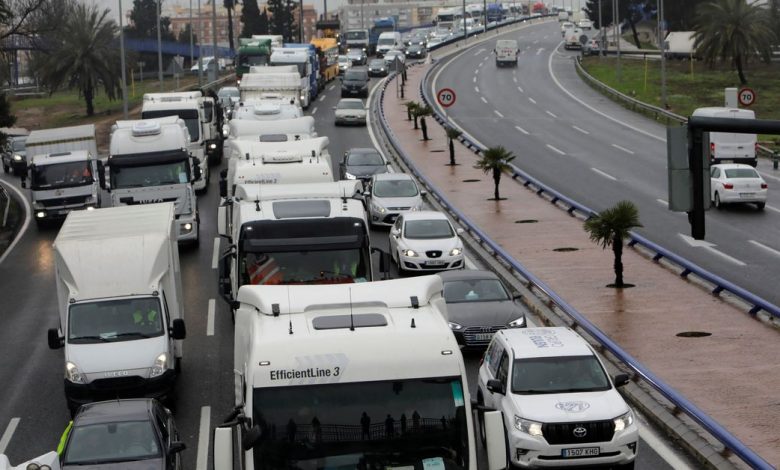 عمال النقل في إسبانيا يعلنون الإضراب المفتوح