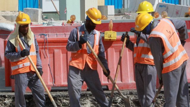 عدد العمال الأجانب الذين لقوا حتفهم في قطر