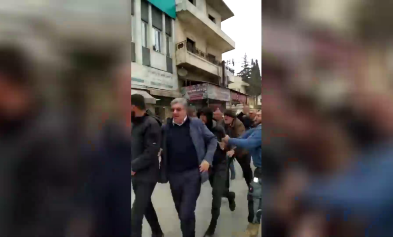 رئيس الائتلاف المعارض يتعرض للطرد والضرب في ريف حلب
