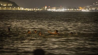 مهاجرون "بينهم سوريون" يصلون سباحة لمدينة إسبانية
