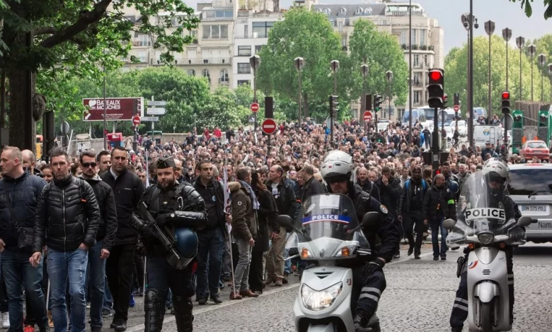 فرنسا تتخوف من "يوم صعب" والشرطة تستنفر