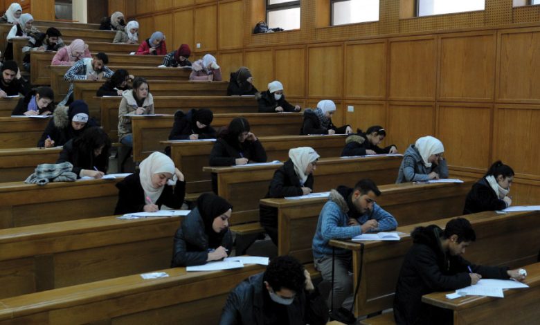 طلاب في جامعة دمشق يروّجون لأسئلة امتحانية مسربة