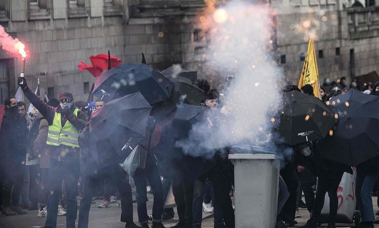 مواجهات بين الشرطة الفرنسية والمحتجين خلال تظاهرات ضخمة