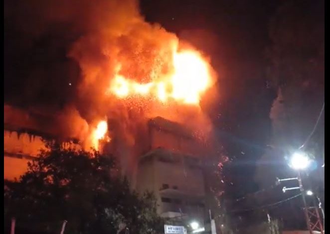 محاولات لإطفاء حريق ضخم في مصنع أدوات كهربائية جنوبي بيروت