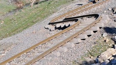سكة قطار تركية تكشف عن الانزياح الهائل الذي سببه الزلزال