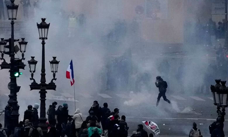 في فرنسا.. أعمال عنـف واشتباكات بتظاهرات مليونية