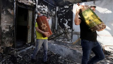 إزالة كتب يهودية مقدسة من كنيس أضرم فيه النيران خلال المواجهات في المدن المختلطة