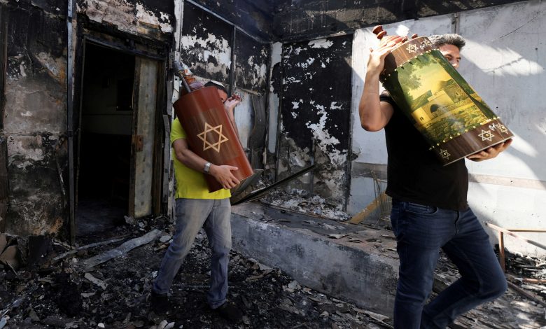 إزالة كتب يهودية مقدسة من كنيس أضرم فيه النيران خلال المواجهات في المدن المختلطة