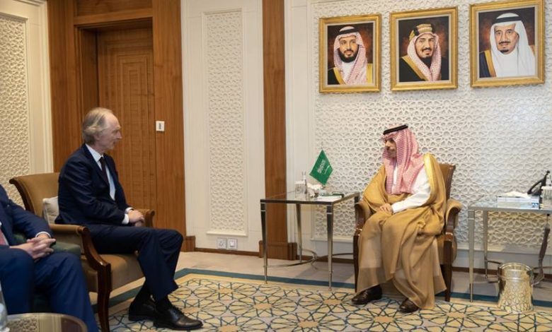 وزير الخارجية السعودي يبحث المستجدات السورية مع بيدرسون