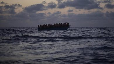 فقدان نحو 30 مهاجراً إثر انقلاب مركب قبالة ليبيا