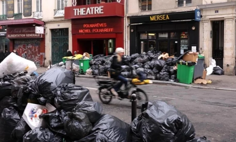 تراكم آلاف الأطنان من القمامة في شوارع باريس