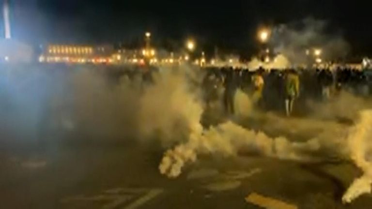 الشرطة الفرنسية تستخدم الغاز المسيل للدموع لمواجهة المحتجين