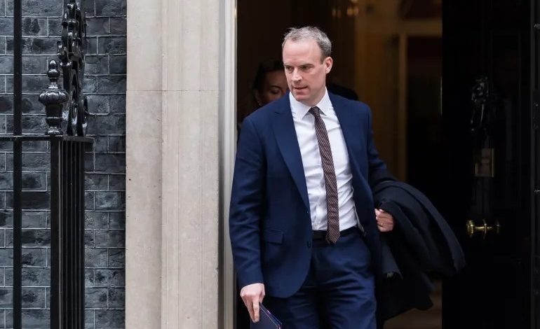 نائب رئيس الوزراء البريطاني يعلن استقالته