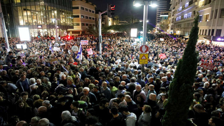 مئات آلاف الإسرائيليين يحتجون على التعديلات القضائية