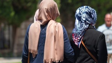 شابان يعتديان على سوريتين ويمزقان حجابيهما في ألمانيا