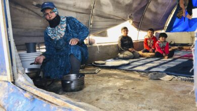 "مستقبلٌ مجهول وحياةٌ كالبهائم".. نساء الخيم في الشمال السوري تروي القصة!