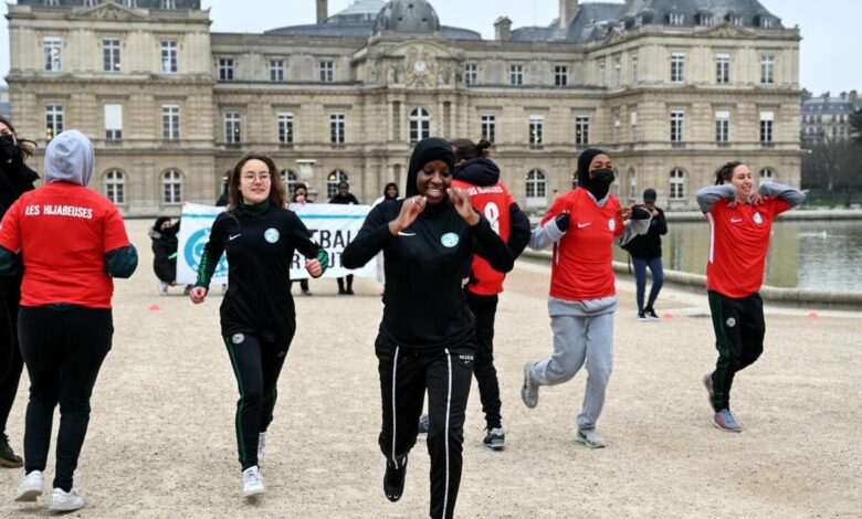 مجلس الدولة الفرنسي يؤيد حظر ارتداء لاعبات كرة القدم للحجاب