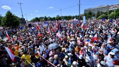 مئات الآلاف يتظاهرون في بولندا