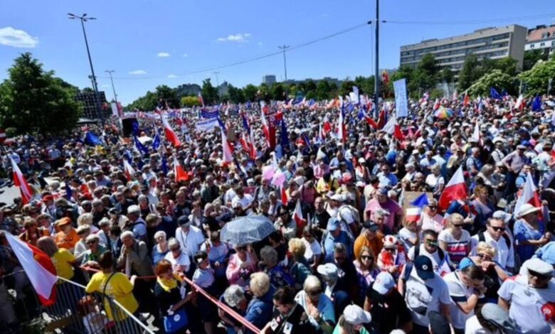 مئات الآلاف يتظاهرون في بولندا