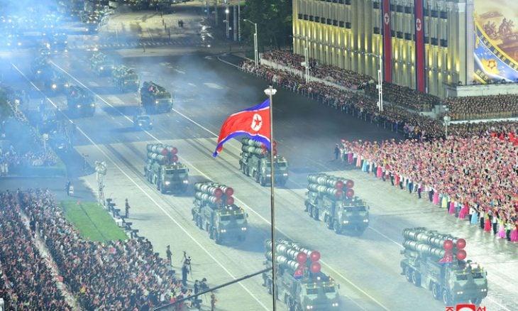 زعيم كوريا الشمالية يشرف على عرض عسكري