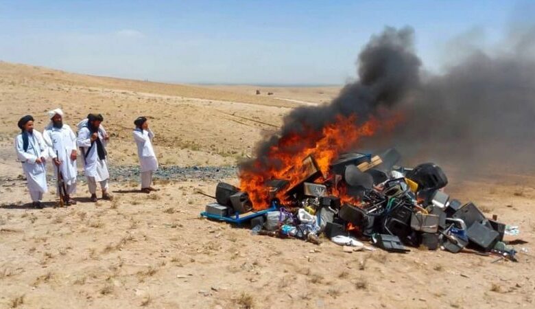 "طالبان" تحرق الآلات الموسيقية
