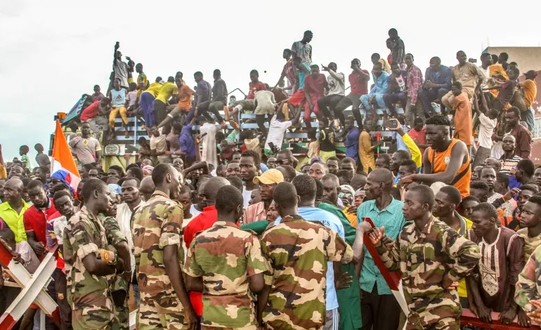 اعتصام مفتوح أمام القاعدة الفرنسية في النيجر