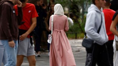 منع مئات الفتيات ممن يرتدين العباءة من دخول المدارس في فرنسا