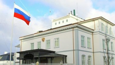 أعلنت السفارة الروسية في الدنمارك، اليوم الثلاثاء، أنها ستعلق خدماتها القنصلية ابتداء من غد الأربعاء، عقب أن قررت السلطات الدنماركية خفض عدد البعثة الدبلوماسية الروسية في البلاد.