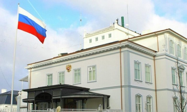 أعلنت السفارة الروسية في الدنمارك، اليوم الثلاثاء، أنها ستعلق خدماتها القنصلية ابتداء من غد الأربعاء، عقب أن قررت السلطات الدنماركية خفض عدد البعثة الدبلوماسية الروسية في البلاد.