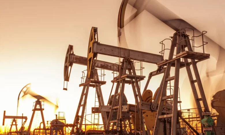 أسعار النفط تتراجع بعد صعود طفيف