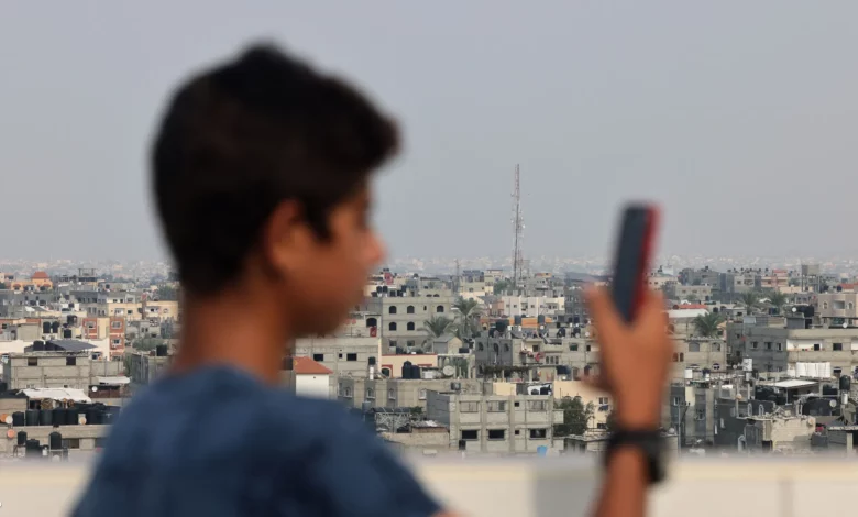 للمرة الثانية.. انقطاع خدمات الاتصالات والانترنت عن غزة
