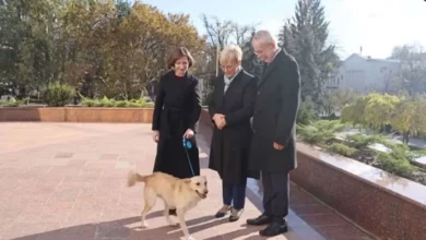 رئيس دولة أوروبية يتعرض لـ«عضة كلب»